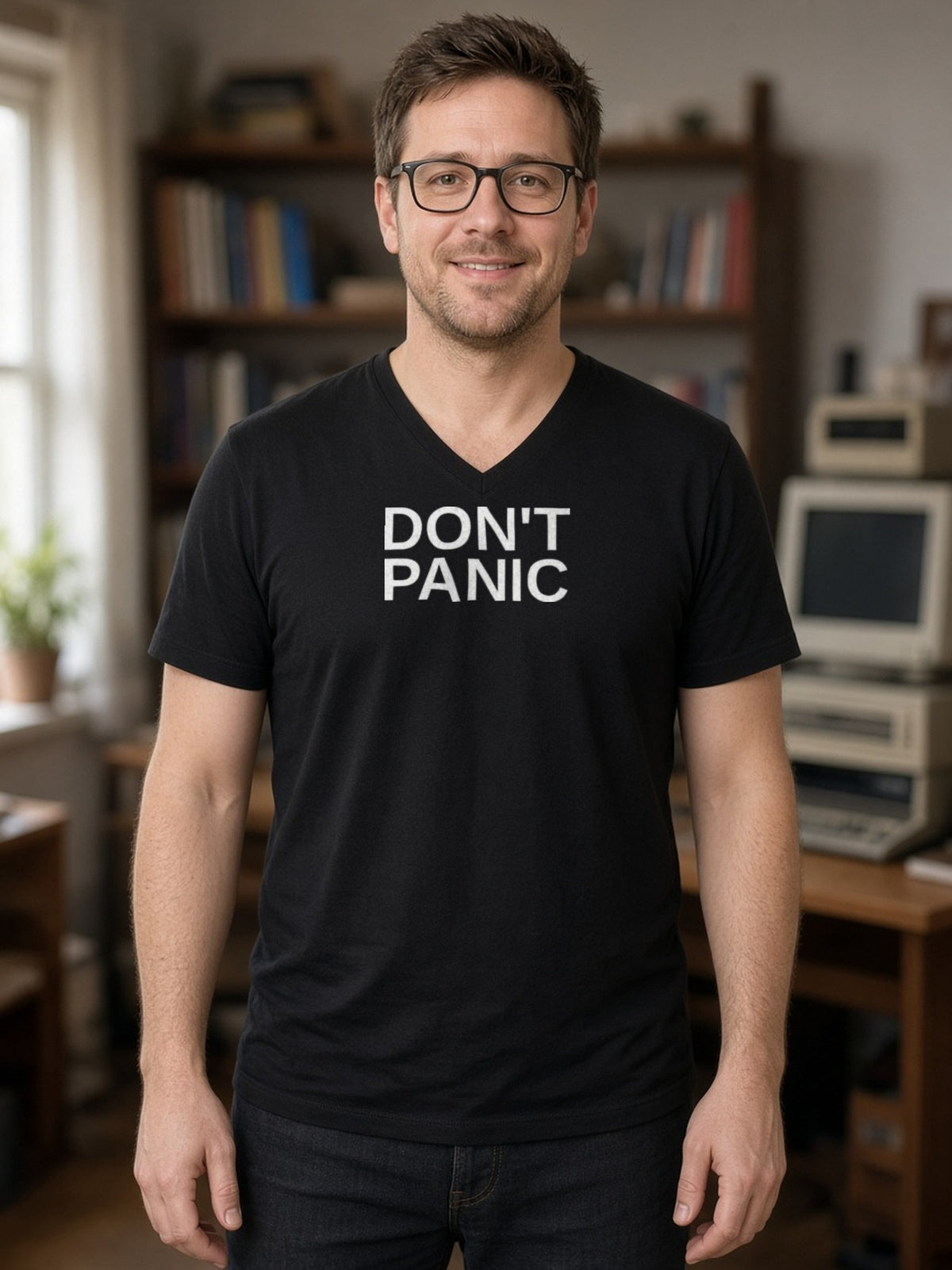 DON'T PANIC Big Text V-Neck Tee - Black